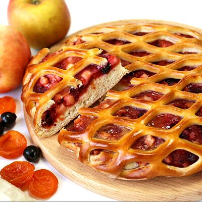 Пирог с яблоком, курагой и смородиной в Хлебница по цене 385 ₽