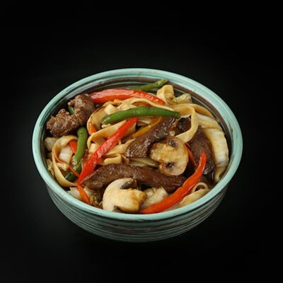 Удон с говядиной и шампиньонами в перечном соусе в RollWok club Азиатская кухня по цене 629 ₽