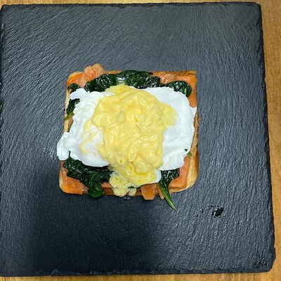 Яица Бенедикт с лососем в Фудкорнер по цене 610 ₽