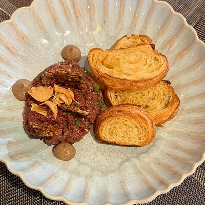 Тартар из оленины с айоли из черного чеснока в Веранда по цене 990 ₽