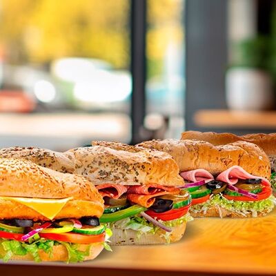 Ланч из четырех разных сэндвичей: Тунец, Ветчина, Острый Итальянский, Мегачикен в Subway по цене 1538 ₽
