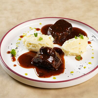 Разварная телятина с картофельным пюре в Компот по цене 690 ₽