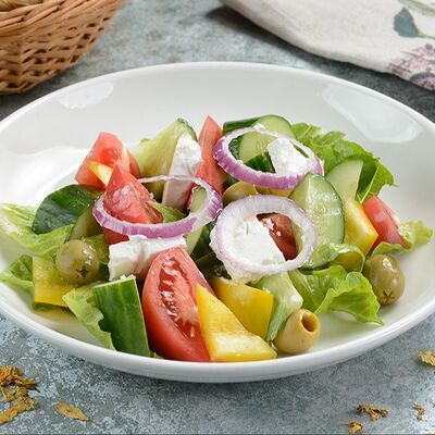 Греческий салат в Кафе уют по цене 375 ₽