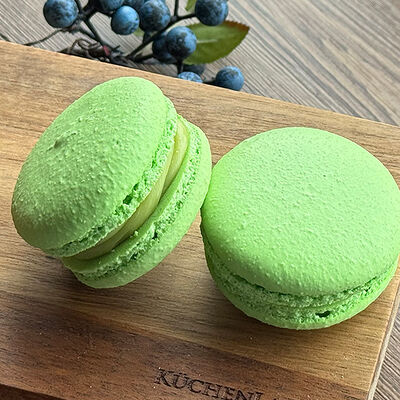 Макарон фисташка-малина в Garage по цене 140 ₽