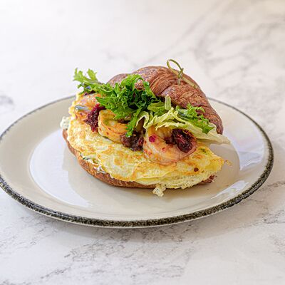 Открытый круассан со скремблом и креветками в Stories по цене 590 ₽