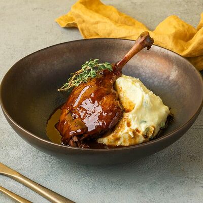 Утиная ножка с пюре в Двор Помидор по цене 990