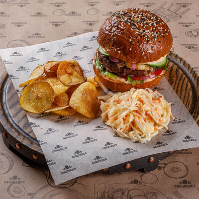 Бургер с мраморной говядиной в Braubauer по цене 620 ₽