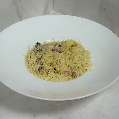 Фетучини с ветчиной и грибами в сливочном соусе в Сказка lounge по цене 700 ₽