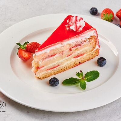 Клубничный бисквит в Чайхана Фаррух по цене 360 ₽