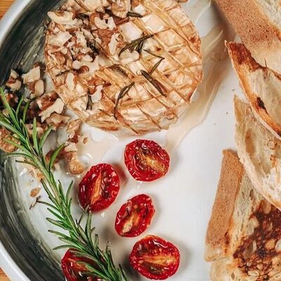 Запеченный сыр камамбер в Наше место по цене 860 ₽