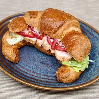 Круассан Цезарь с куриной грудкой в Кафе-пекарня Susser по цене 340 ₽