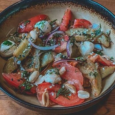 Салат с хрустящими баклажанами в сладко-остром соусе в Соль & Перец по цене 427 ₽