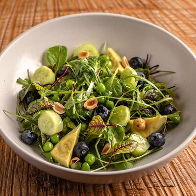 Зеленый салат с голубикой, авокадо и зеленым горошком в Горыныч по цене 970 ₽