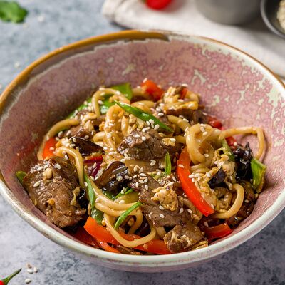 Домашняя лапша с говядиной в Poke & TomYum по цене 660 ₽