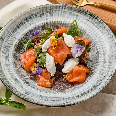 Салат Лосось с киноав Casa Trattoria по цене 650 ₽