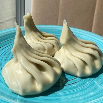 Хинкали с сыром, вялеными томатами и соусом песто в Хачапури & Кофе по цене 450 ₽