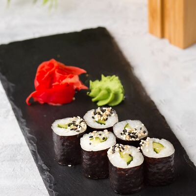 Ролл с огурцом Армани в Кафе-пиццерия Pepperoni по цене 389 ₽