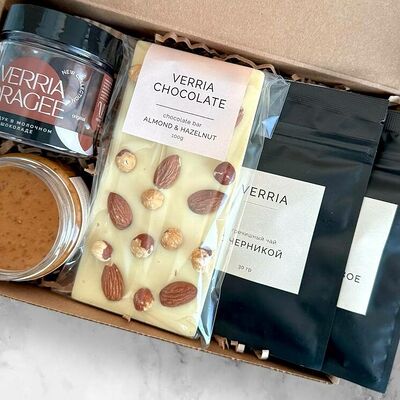 Подарочный бокс M №8 в Verria Chocolate - клубника в шоколаде по цене 2490 ₽