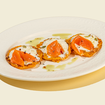 Тыквенные оладьи с лососем и страчателлой в Сицилия по цене 730 ₽