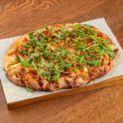 Пинса с цыплёнком, сыром чеддер и соусом шрирача в Жуй по цене 34 р.