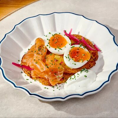 Драники с лососем и греческим йогуртом в АFINA по цене 990 ₽