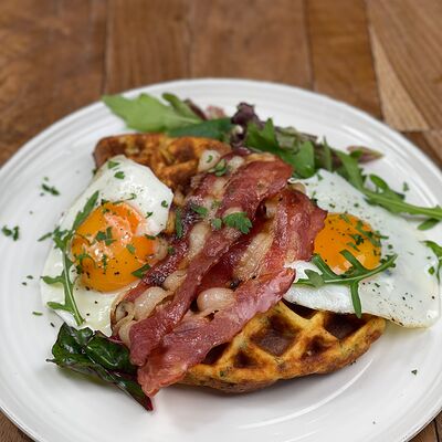 Яичница с беконом и авокадо на картофельной вафле в BUENO cafe по цене 780 ₽