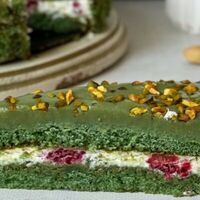 Торт фисташковый с малиной в Blanche