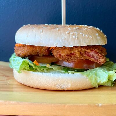 Бургер с сейтаном в Vegan Pyramid по цене 265 ₽