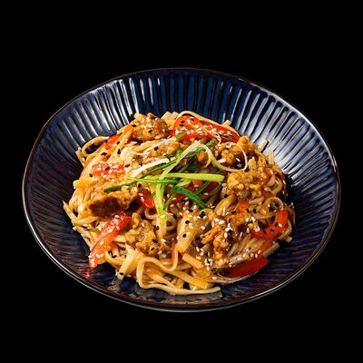 Удон с хрустящей свининой в кисло-сладком соусе в Wokmania по цене 429 ₽