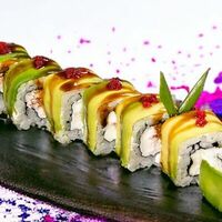 Зеленый Дракоша с авокадо и снежным крабом в Fix sushi 300