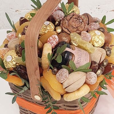 Корзина с сухофруктами, орехами и мёдом в Buketonline - Съедобные букеты и клубника в шоколаде по цене 4390 ₽