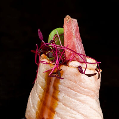 Суши в лососе опаленные с тунцом в Джонга по цене 220 ₽