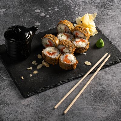 Тёплый ролл с лососем в Фарш бургер халяль по цене 1790 ₽