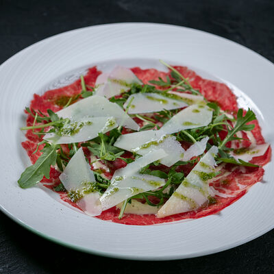 Карпаччо с горчичной заправкой, пармезаном и руколой в Corner Grill по цене 650 ₽