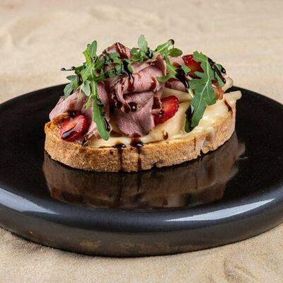 Брускетта с утиной грудкой, грушей и томатами конфи в Кафе Biscuit по цене 440 ₽