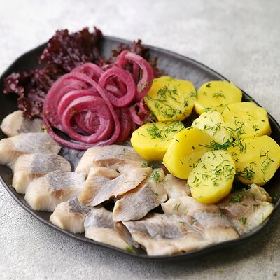 Сельдь с луком и картофелем в Торшер по цене 540 ₽