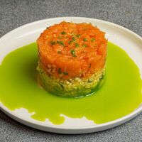 Тартар из форели с булгуром и авокадо в 321 Club by Novikov