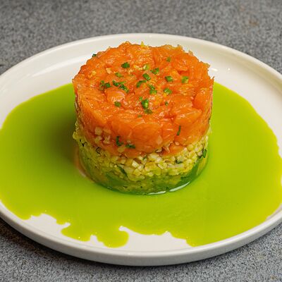 Тартар из форели с булгуром и авокадо в 321 Club by Novikov по цене 1090