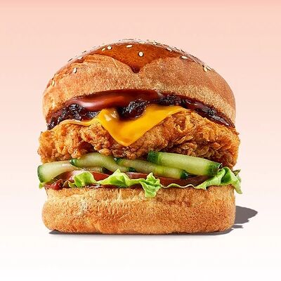 Криспи-бургер с цыпленком, карамелизированным луком и соусом Cola-BBQ в Ketch Up по цене 635 ₽