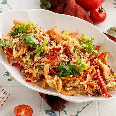 Салат с хрустящей курицей и имбирной заправкой в Мамалыга по цене 690