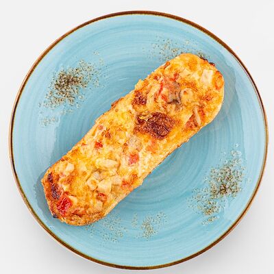 Горячий бутерброд с курицей и помидорами в Вилка Ложка по цене 112 ₽