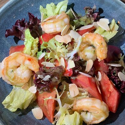 Салат из сочных томатов с креветкамив Русский паб по цене 780 ₽