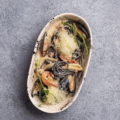 Черная паста с морепродуктами в Ферма по цене 945 ₽