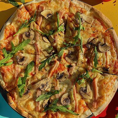 Пицца Ветчина и грибы в Kamareka по цене 360 ₽