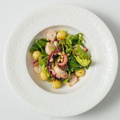 Салат с осьминогом в Romeo's restaurant по цене 1450 ₽