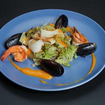 Салат с обжаренными морепродуктами и морковным биском в Монтенегро по цене 990 ₽