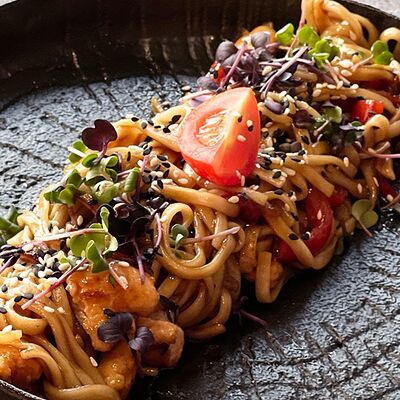 Лапша удон с курицей в соусе териякив Кокороко по цене 450 ₽