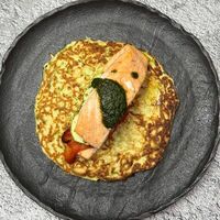 Лосось, драник из кабачка и песто в Гастропапы