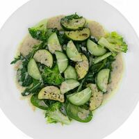 Салат Зеленый с брокколи и ореховым соусом в За обе щёки