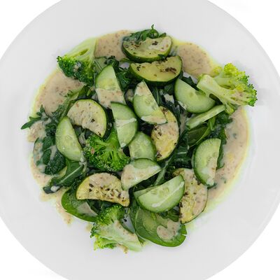 Салат Зеленый с брокколи и ореховым соусом в За обе щёки по цене 349 ₽